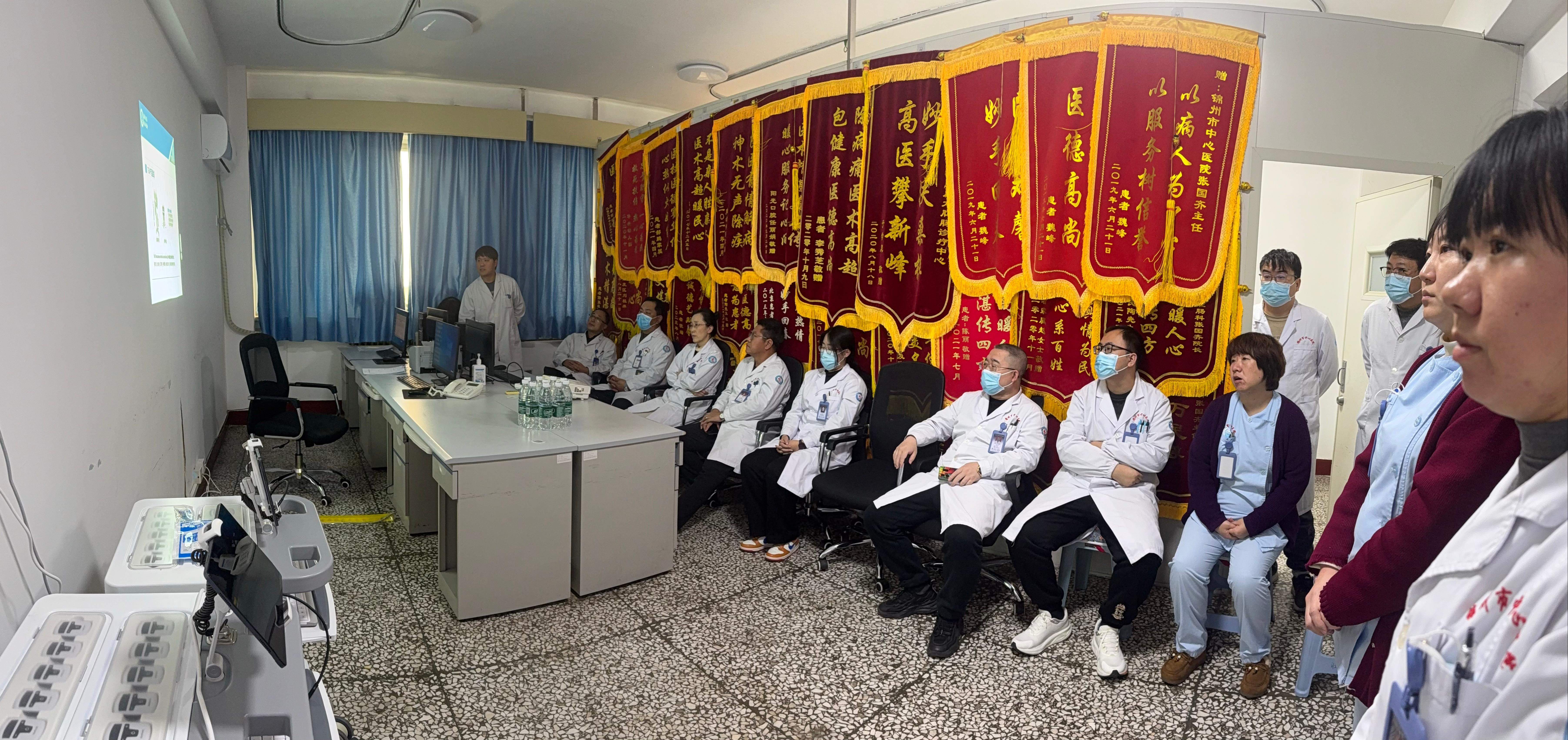 锦州市中心医院副院长王琰及医务部部长郭锦军携多科主任、优秀医师于锦州市中心医院肛肠科针对TEA治疗技术进行探讨指导